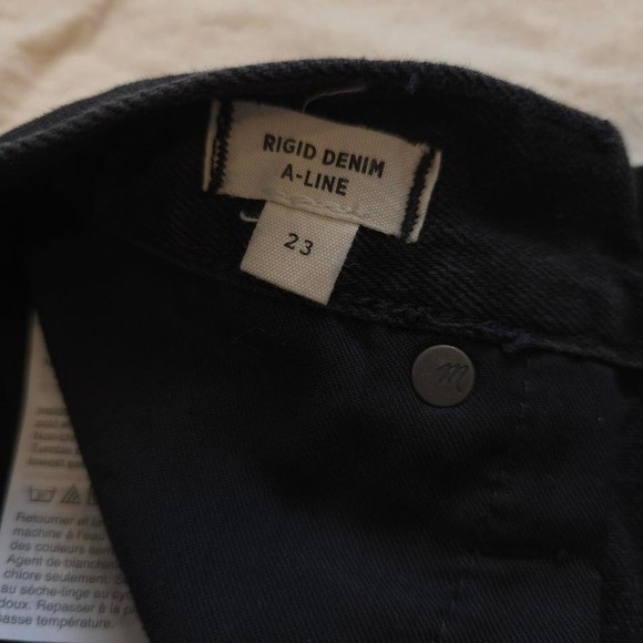 Madewell black denim mini skirt with zipper detail. Size: 23 - Picture 5 of 8